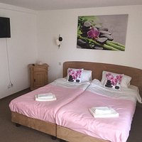 Gästezimmer mit Bad / Double Room with Bathroom
