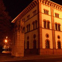 Fruchthalle mit dem 23er Denkmal davor