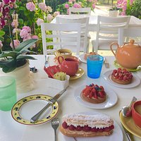 Punta del Este mágico , como el Tea Time at The Jean Paul .
El patio rodeado de Hortensias, del