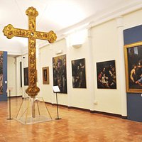 Il salone della Croce processionale, alta più di 4 metri!