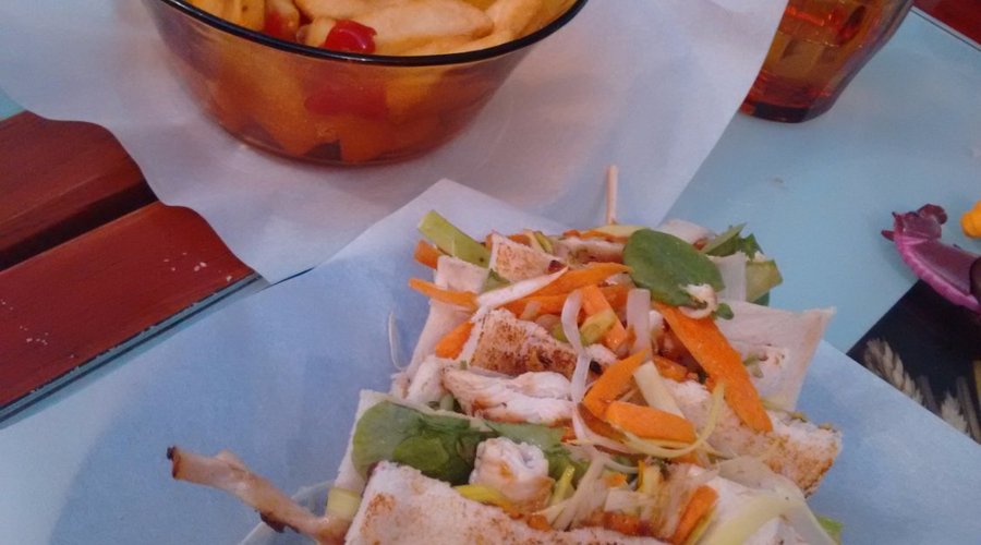 Sándwich chino y patatas fritas en aceite de oliva.