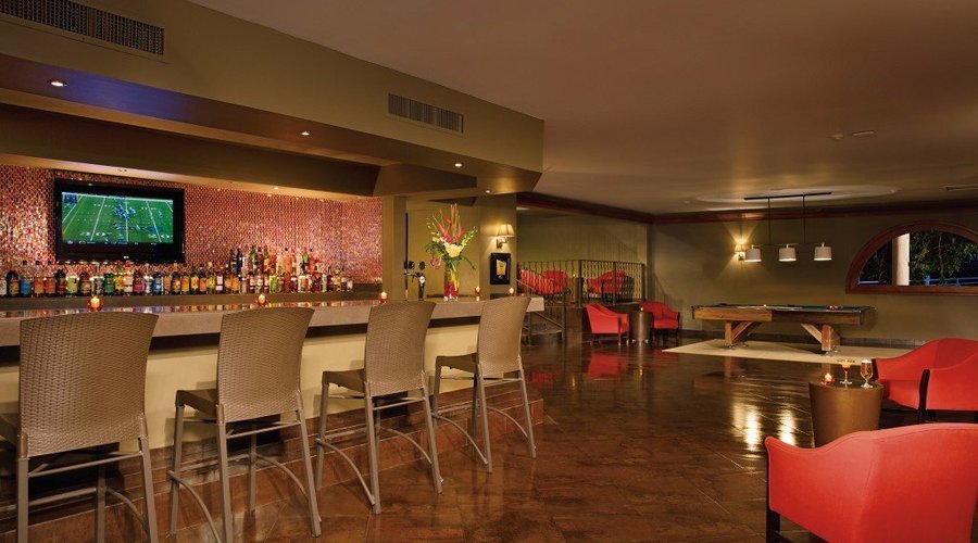 Starlight Music Lounge opens from 6:00 p.m. to 1:00 a.m.
