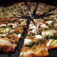 Pesto com cebola caramelizada e a outra metade de alho poró. Excelente escolha.