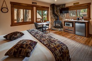 https://dynamic-media-cdn.tripadvisor.com/media/photo-o/0e/13/54/cf/cedar-glen-lodge.jpg?w=300&h=-1&s=1