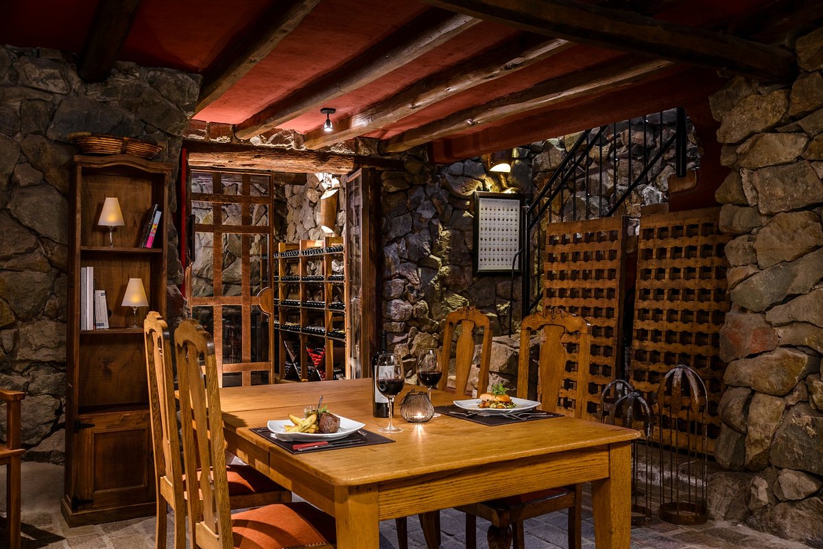 https://dynamic-media-cdn.tripadvisor.com/media/photo-o/0e/14/26/a9/cena-privada-en-la-cava.jpg?w=1200&h=-1&s=1