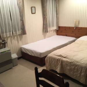 お部屋はとても清潔でした！テーブルと椅子もあり、またヒーターの温度設定が自分でできるので快適です！アメニティは有料での用意で、その分コストを抑えています。夕飯はデザートがとても美味しかったです