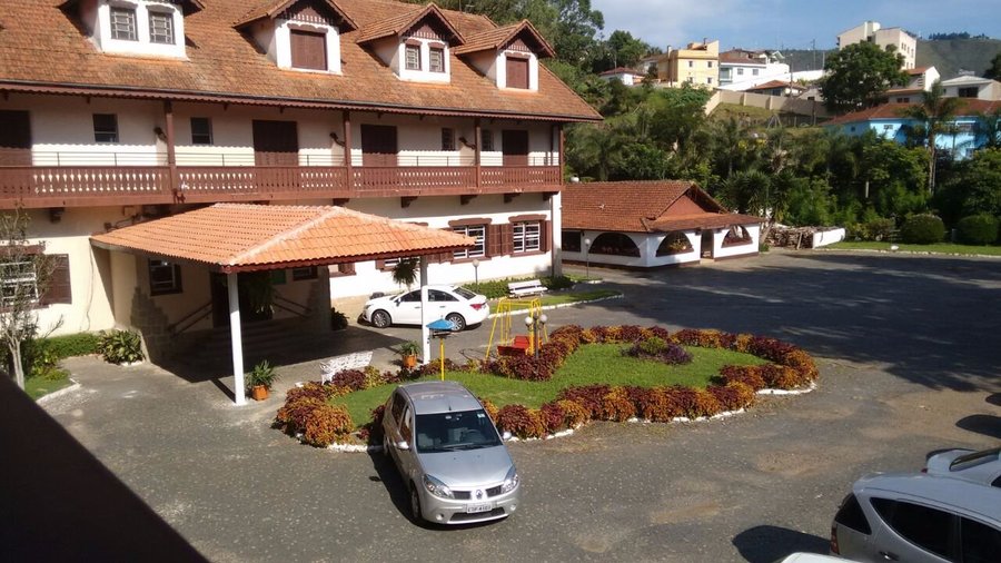 Vista do apartamento para a entrada do hotel
