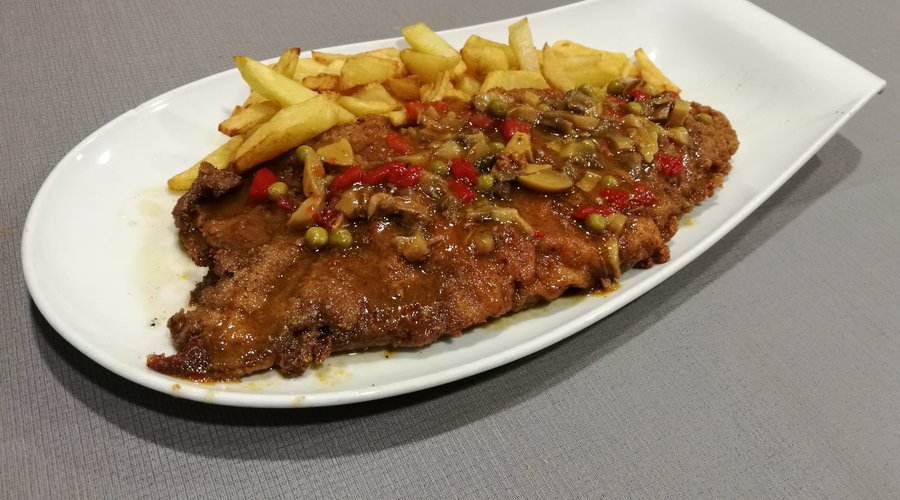 Cachopo de ternera relleno de cecina y queso manchego con salsa caramelizada. Sencillamente 🔝