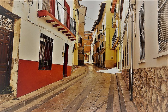 Calle en este pueblo de España, lugar donde nació mi madre.