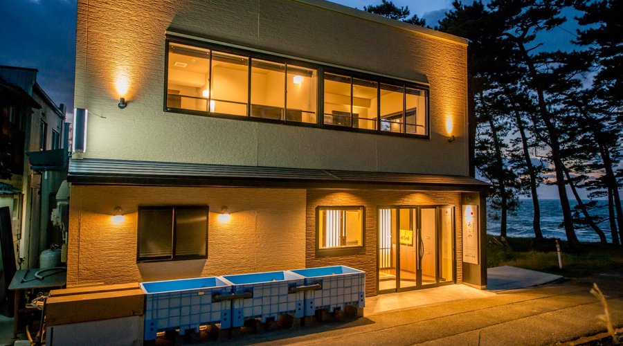 あらや外観。部屋数4つのこじんまりとした宿です。一組一組がごゆっくりお過ごしいただけるよう、全室トイレ、洗面つき、お風呂は予約制の貸切家族風呂、ご夕食は個室にてご提供しています。