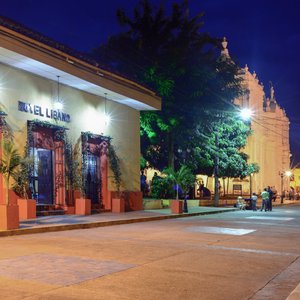 Hotel Libano a tan solo 35 varas de la majestuosa Catedral de León.