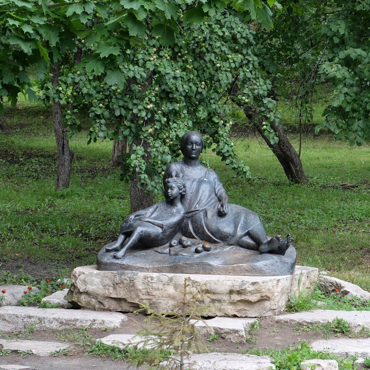 Памятник Пушкину и Арине Родионовне в Болдино