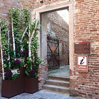 Ingresso dell'ufficio Turistico IAT dalla strada a Porta Bassano