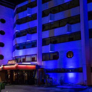 Das Hotel mit dem Eingangsbereich