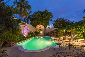 Hotel Los Robles in Managua, image may contain: Villa, Resort, Hotel, Backyard