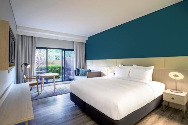 King Skyline View Balcony Guest Room 