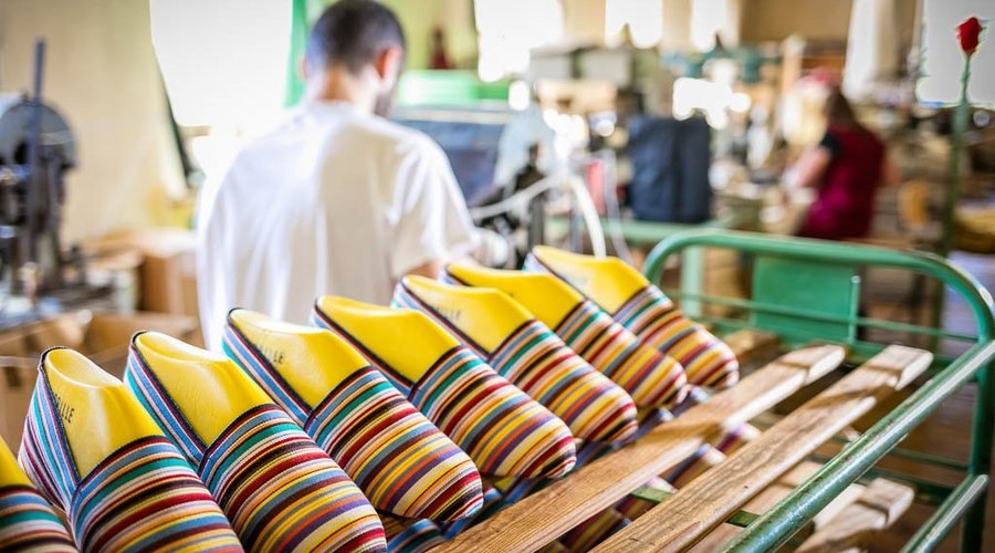 Espadrilles en cours de fabrication dans notre atelier