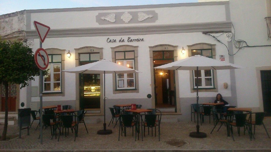  ‘Casa da Barreira’ is a restaurant and coffee bar located in the historic quarter of São Brás