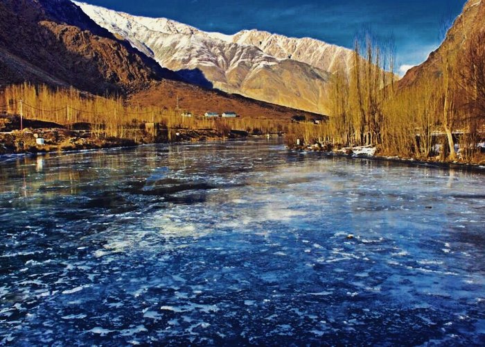Frozen suru river winter season 