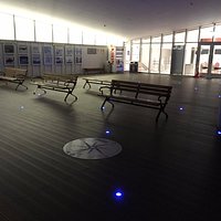 展望デッキ 自動販売機もあり、ベンチもある。