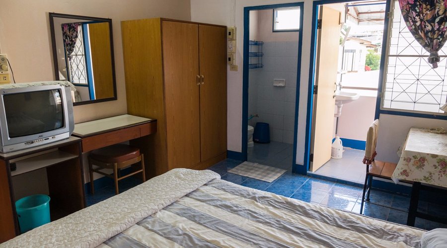Habitación doble privada con baño y ventilador