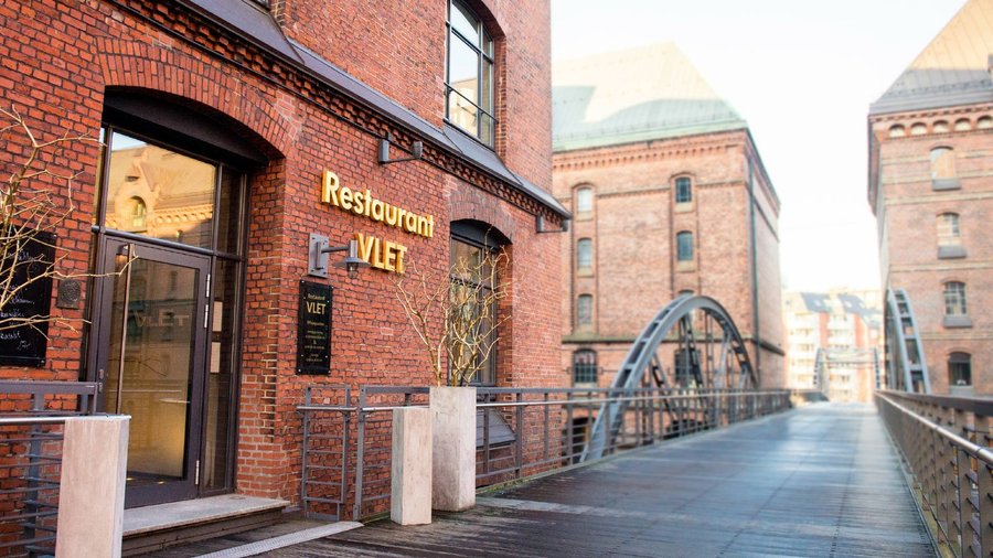 VLET in der Speicherstadt - Außenbereich auf der Kibbelstegbrücke in der Nähe der Elbphilharmoni