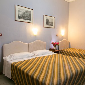 Cama doble, y dos camas supletorias - Picture of Hotel Santa Prassede, Rome  - Tripadvisor