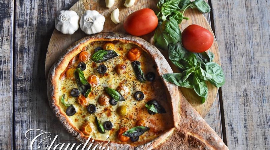 Sabores únicos y espectaculares, pizza con mango de queso, recién salida del horno. 