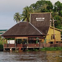 Foto dari seberang sungai