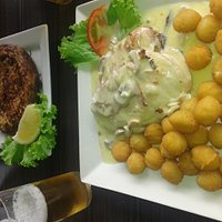 Pechuga de pollo rellena con salsa de champiniones y papas noisette $285