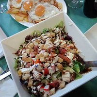 Ensalada Ecus y Patatas con huevos rotos