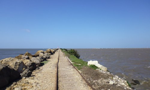 El rio y el mar en Bocas de Ceniza separados por el tajamar
