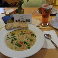 Lecker und reichhaltige Südtiroler Graupensuppe, mit naturnah produzierten Zutaten aus der Umgeb
