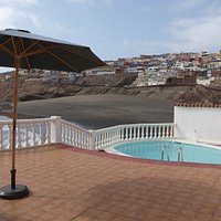 Terraza de una casa residencial, con piscina.