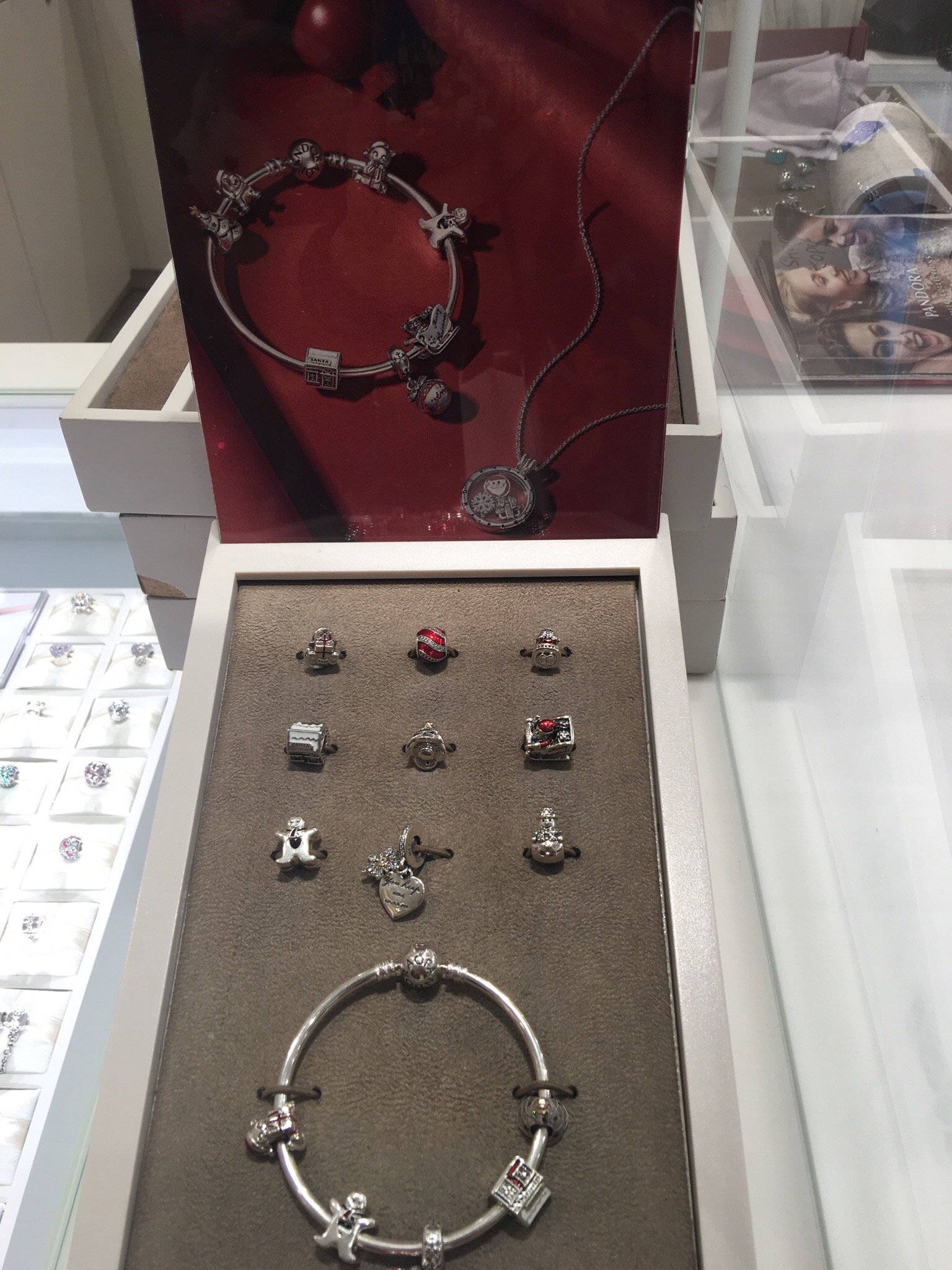 Pandora store deals in tanger outlet