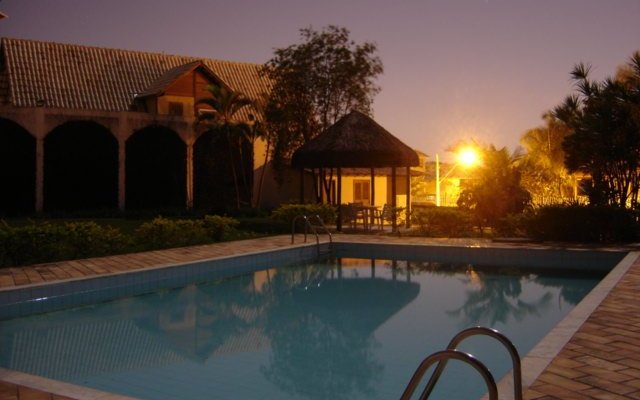 Visão noturna da piscina