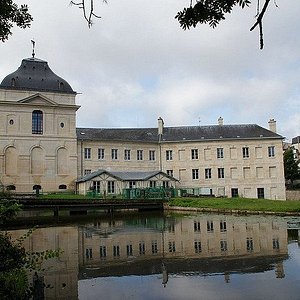 Le château de Chantilly, ovni culturel, s'enfonce dans le rouge