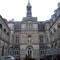 Cour de la chapelle Saint Vincent de Paul