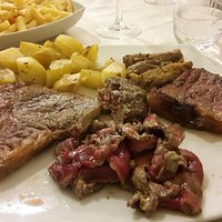 Misto di carne con patate arrosto e fritte