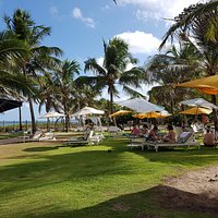 Jardins entre a piscina e a praia