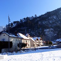 place de la mairie de Duingt ,accès par le vieux village a 300 m de la mairie