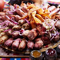 В Грузии знают, чем накормить дорогого гостя – конечно, мясом!
