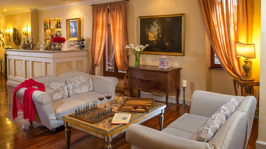 Lounge Hotel Mozart (via dei Greci 23)