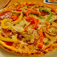 Pizza mit Salami, Pilzen und Paprika