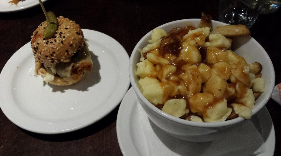 Mini Pulled Pork Burger & Traditional Poutine