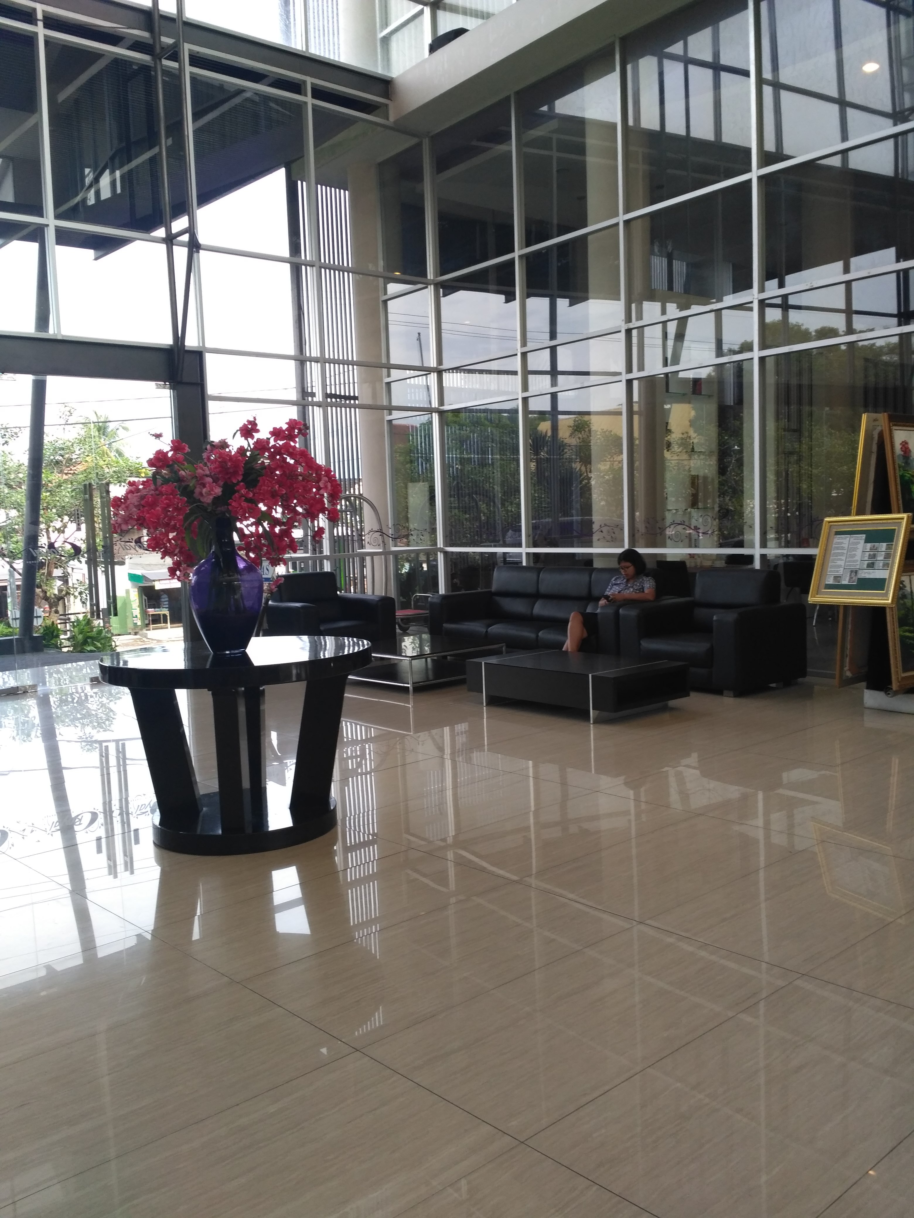 ROYAL HOTEL N' LOUNGE (Jember, Indonesia) - Ulasan & Perbandingan Harga ...