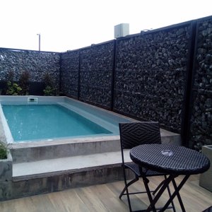 O canto da pequena piscina - boas opções de decoração do espaço