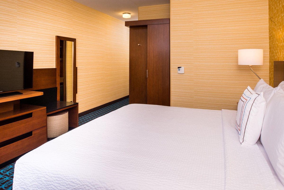 Fairfield Inn and Suites by Marriott Akron Stow - hotel rooms