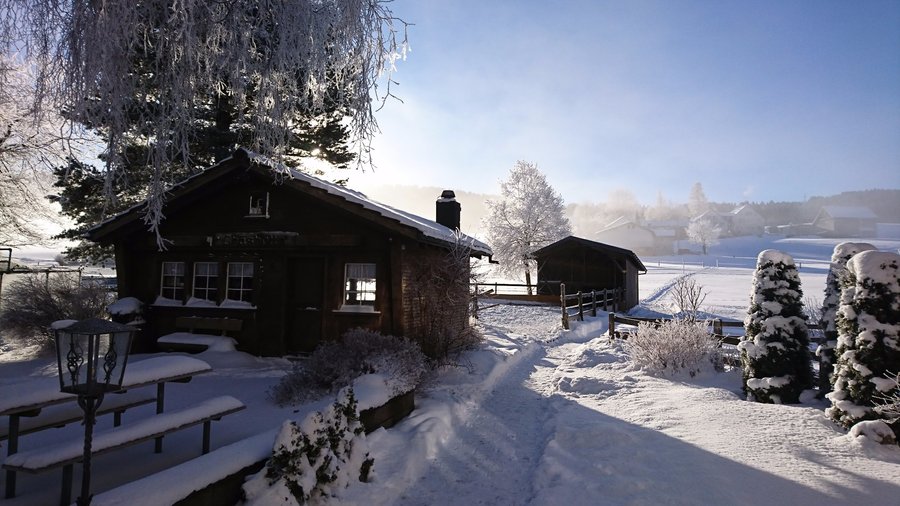 Winterwonderland - die Chäshütten vor dem Hotel