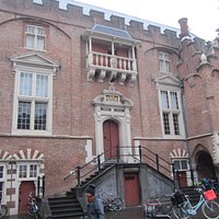 net niet zichtbaar rechts de vlierschaar (waar recht werd gesproken en het schavot stond)